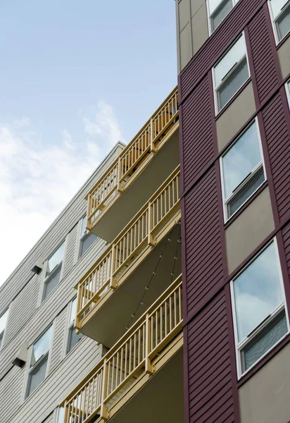 Reflejos de nubes en ventanas del edificio de apartamentos de varios pisos o — Foto de Stock