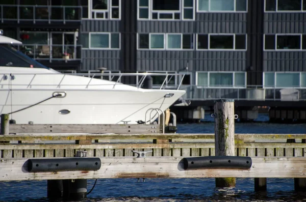 カークランドのシティドック近くの桟橋とアパートの間のヨット弓 — ストック写真