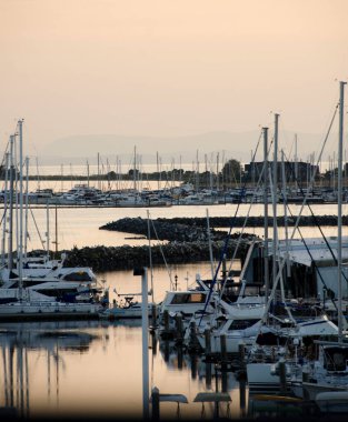 Semiahmoo Körfezi 'nde, Blaine, Washington' da günbatımı ılık.