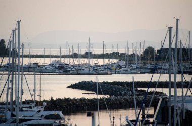 Semiahmoo Körfezi 'nde, Blaine, Washington' da günbatımı ılık.
