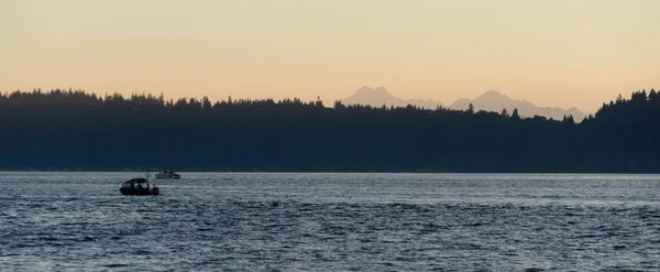 Motorboten Bij Mukilteo Bij Zonsondergang Met Bergen Van Britis Columbia — Stockfoto