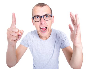 Gözlüklü, dişlerinde diş telleri olan, beyaz arka planda izole edilmiş çığlıklar atan komik ve öfkeli genç bir adam.