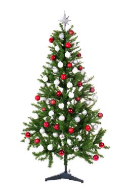 Beyaz arka planda renkli topları olan Noel ağacı