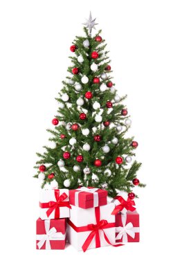 Renkli toplarla süslenmiş Noel ağacı ve beyaz arka planda izole edilmiş hediyeler.