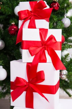 Bir yığın hediye ve süslü Noel ağacı.