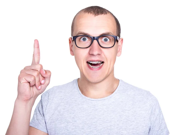 アイデアの概念 白い背景に隔離された歯にブレースを持つ眼鏡の面白い若い男 — ストック写真