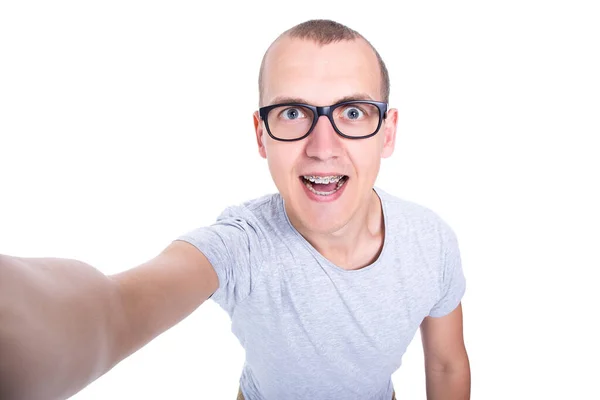 Śmieszne Młody Człowiek Okulary Aparatem Zęby Robienie Selfie Zdjęcie Izolowane — Zdjęcie stockowe