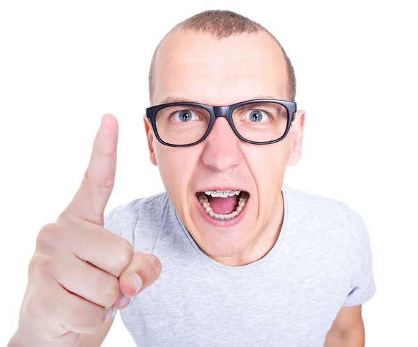 Портрет Разгневанного Молодого Человека Очках Брекетами Зубах Кричащего Изолированно Белом — стоковое фото