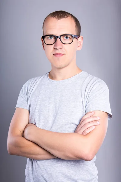 Retrato Hombre Joven Gafas Sobre Fondo Gris — Foto de Stock