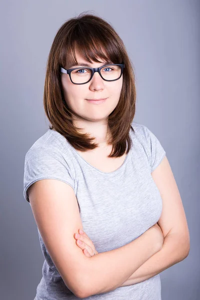 Retrato Jovem Mulher Óculos Sobre Fundo Cinza — Fotografia de Stock