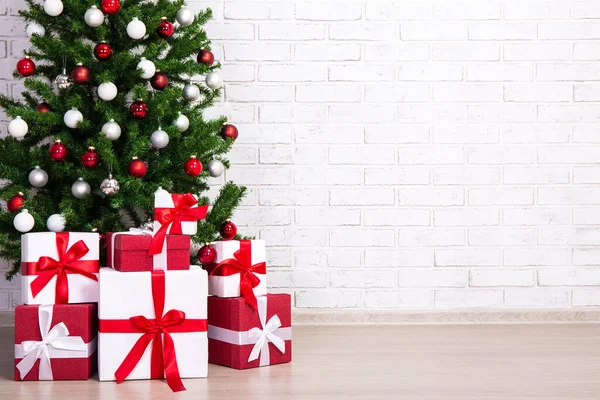 Árbol Navidad Decorado Con Bolas Colores Cajas Regalo Casa — Foto de Stock