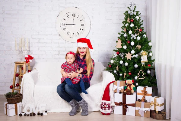 거실에서 크리스마스 상자와 크리스마스 트리를 과그녀의 — 스톡 사진