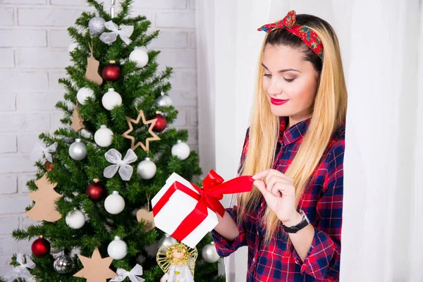 Feliz Hermosa Mujer Abriendo Caja Regalo Navidad Sala Estar Decorada —  Fotos de Stock