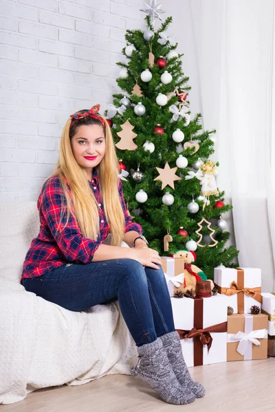 Retrato Mujer Hermosa Joven Habitación Decorada Con Árbol Navidad — Foto de Stock