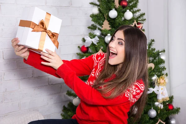 Jovem Bela Mulher Surpreso Abertura Caixa Presente Perto Árvore Natal — Fotografia de Stock