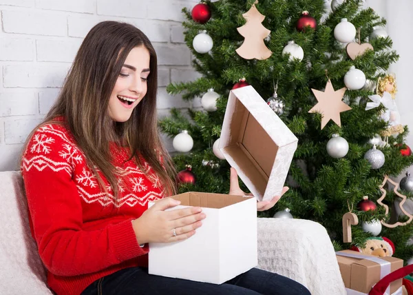 Felice Donna Sorpresa Apertura Regalo Vicino Decorato Albero Natale — Foto Stock