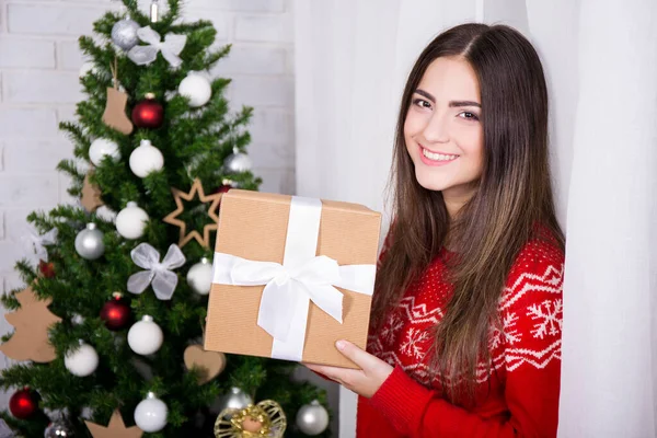 Ευτυχισμένη Νεαρή Γυναίκα Κουτί Δώρου Και Διακοσμημένο Χριστουγεννιάτικο Δέντρο — Φωτογραφία Αρχείου