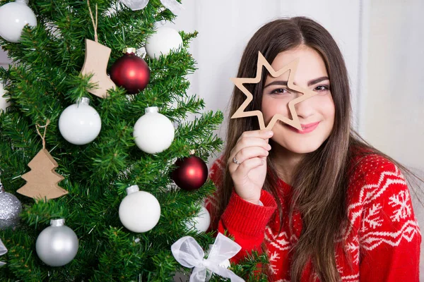 Grappige Jonge Mooie Vrouw Met Versierde Kerstboom — Stockfoto