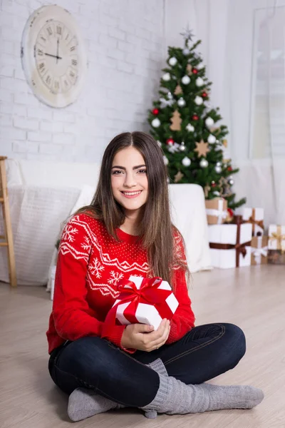 Felice Giovane Donna Tenuta Presente Salotto Decorato Con Albero Natale — Foto Stock