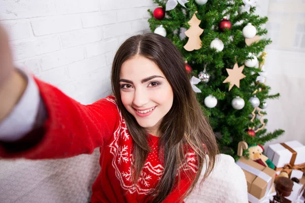 Concetto Natale Giovane Donna Scattare Foto Selfie Vicino Decorato Albero — Foto Stock