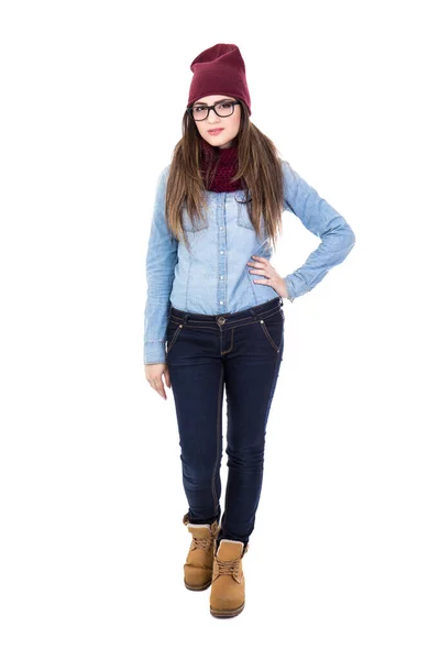 Kışın Giyinmiş Genç Bir Kadın Beyaz Arka Planda Yalnız Poz — Stok fotoğraf