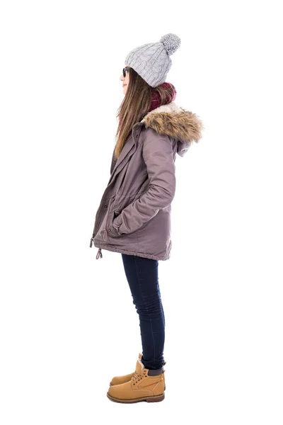 Zijaanzicht Van Jonge Vrouw Winter Kleren Geïsoleerd Witte Achtergrond — Stockfoto