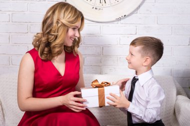 Sürpriz konsept. Sevimli küçük çocuk annesine hediye veriyor.