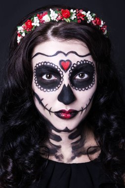 Kafatası makyajlı genç bir kadının portresi