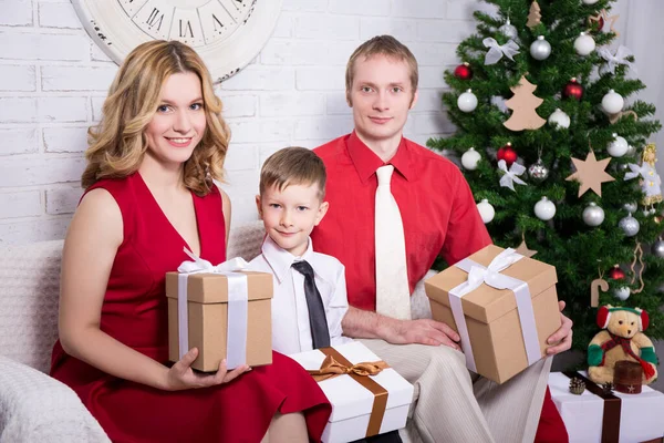 Glad Ung Familj Med Presentaskar Framför Julgranen — Stockfoto