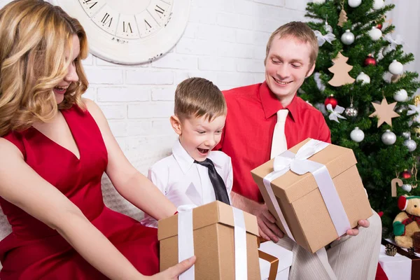 Pais Dando Presentes Para Seu Filho Feliz Frente Árvore Natal — Fotografia de Stock