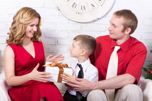 Navidad Concepto Año Nuevo Familia Feliz Intercambio Regalos — Foto de Stock