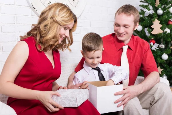 Glad Ung Familj Öppnar Gåvor Framför Julgran — Stockfoto