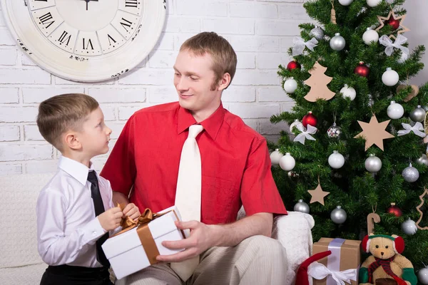 Concetto Sorpresa Padre Che Regalo Piccolo Figlio Davanti All Albero — Foto Stock