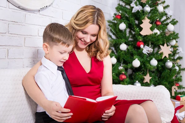 Glad Ung Mor Och Liten Son Läser Bok Framför Julgran — Stockfoto