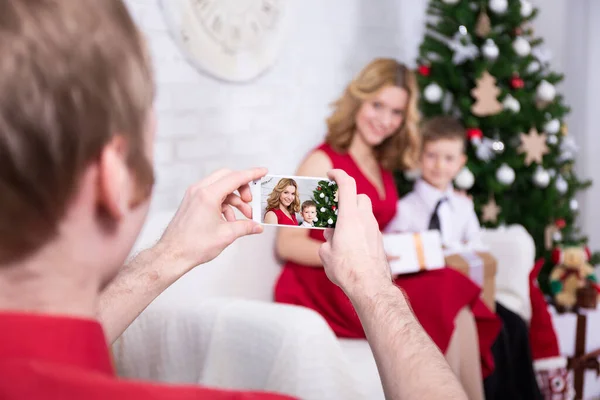 Giovane Uomo Che Fotografa Sua Moglie Suo Figlio Con Albero — Foto Stock