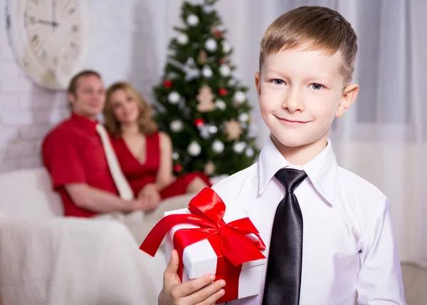 Glad Liten Pojke Med Gåva Från Sina Föräldrar Och Julgran — Stockfoto