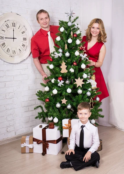 Glada Föräldrar Och Liten Son Dekorera Julgran Hemma — Stockfoto