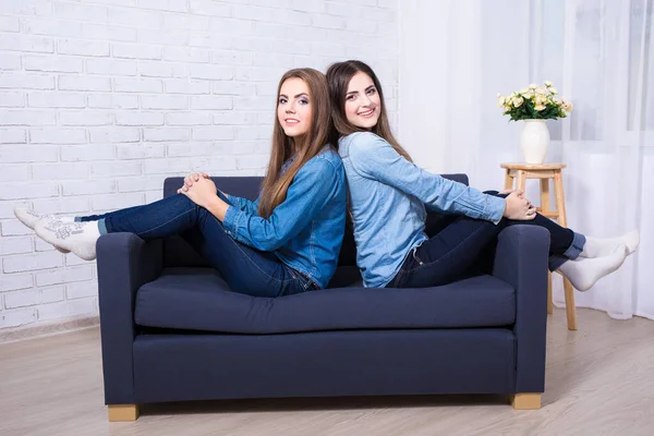 Duas Mulheres Bonitas Jovens Sentadas Sofá Sala Estar — Fotografia de Stock