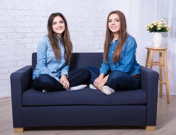 Retrato Duas Jovens Mulheres Bonitas Sentadas Sofá Sala Estar — Fotografia de Stock