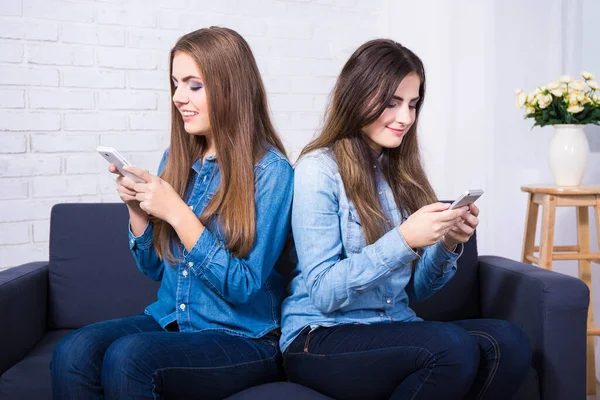 Kapcsolat Telefon Függőség Koncepció Két Lány Használja Okostelefonját Otthon — Stock Fotó