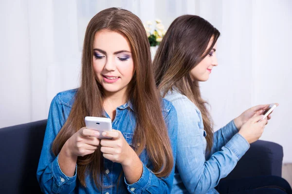 Koncept Vztahu Telefonní Závislosti Dvě Mladé Ženy Používají Své Chytré — Stock fotografie