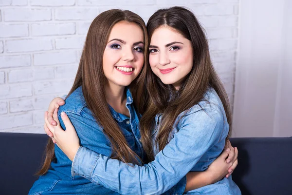 Koncepcja Przyjaźni Portret Dwóch Przytulających Się Ładnych Dziewczyn — Zdjęcie stockowe