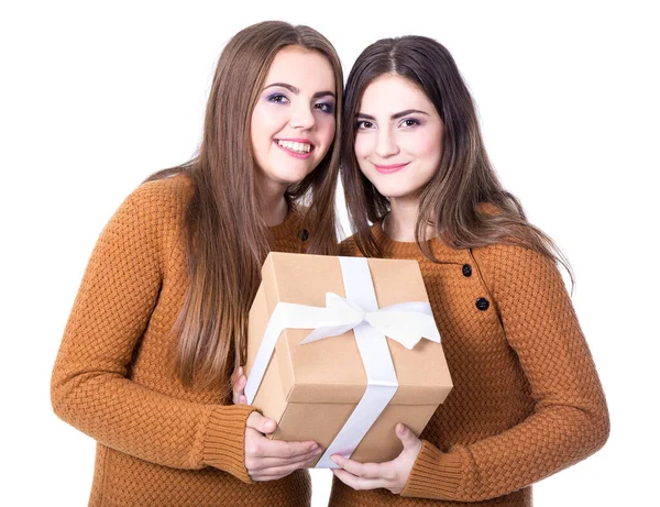 Vacaciones Amistad Niñas Con Caja Regalo Aislado Sobre Fondo Blanco —  Fotos de Stock