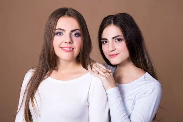 Friendship Concept Portrait Two Girls Beige Background — Stock Photo, Image