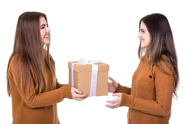 Vacaciones Concepto Amistad Niñas Felices Con Caja Regalo Aislado Sobre —  Fotos de Stock