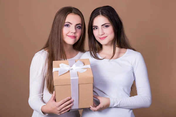 Vacanze Concetto Amicizia Due Ragazze Con Scatola Regalo Sfondo Beige — Foto Stock