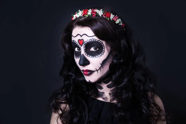 Concepto Halloween Primer Plano Retrato Mujer Joven Con Cráneo Maquillaje — Foto de Stock
