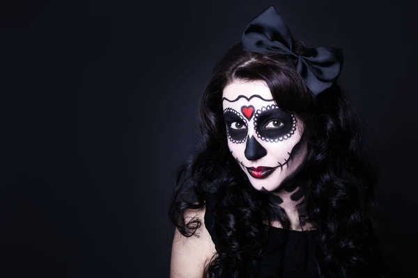 Retrato Jovem Mulher Sorridente Com Crânio Halloween Compõem Mais Preto — Fotografia de Stock