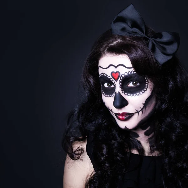 Retrato Jovem Mulher Sorridente Com Crânio Halloween Compõem Sobre Fundo — Fotografia de Stock
