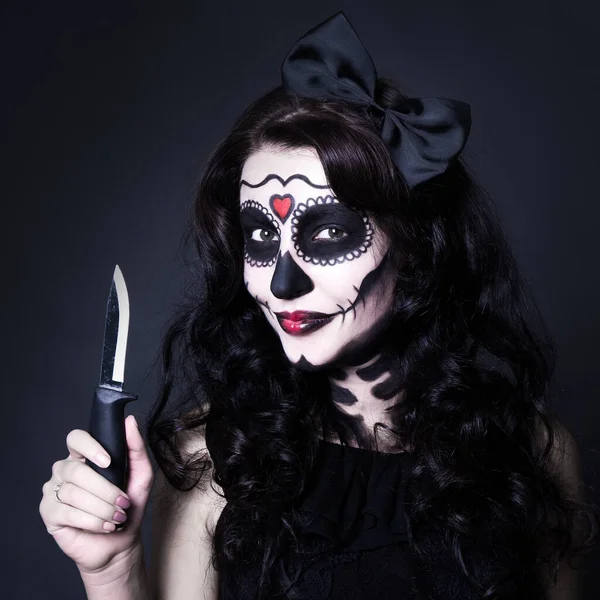 Mulher Com Crânio Halloween Compõem Segurando Faca Sobre Fundo Preto — Fotografia de Stock